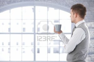 9538176-casual-hombre-mirando-por-la-ventana-pensando-beber-te